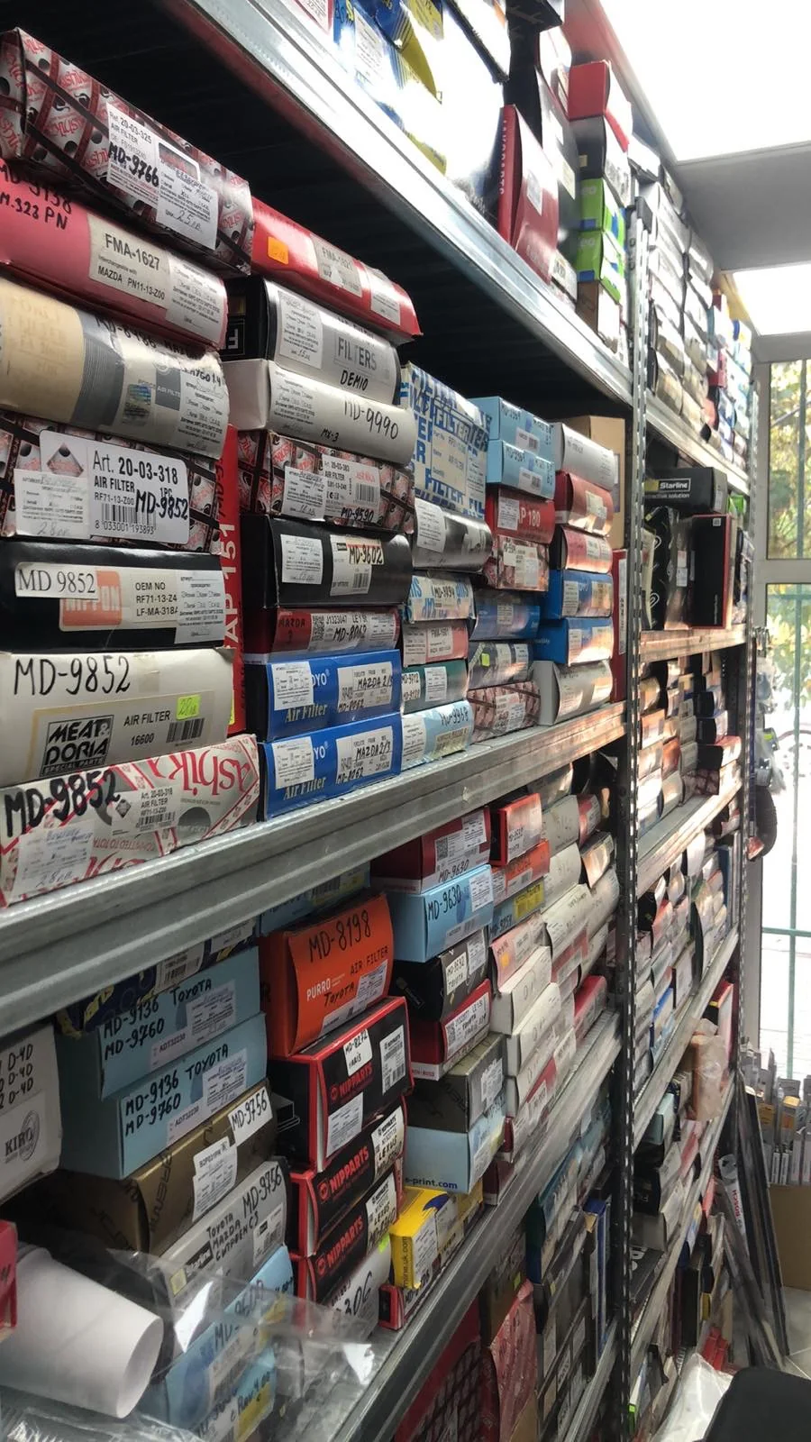 Рафтове с автомобилни филтри и части в KIRO AUTO PARTS